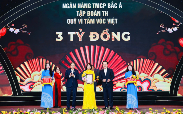 Donating 3 BILLION VND to the program to deliver gifts to disadvantaged families on the occasion of Lunar New Year in Nghe An